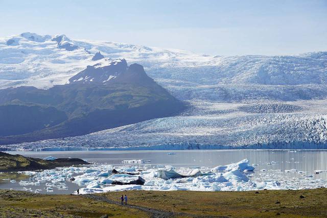 Icelander hangs out washing in shoulder-deep snow - Iceland Monitor