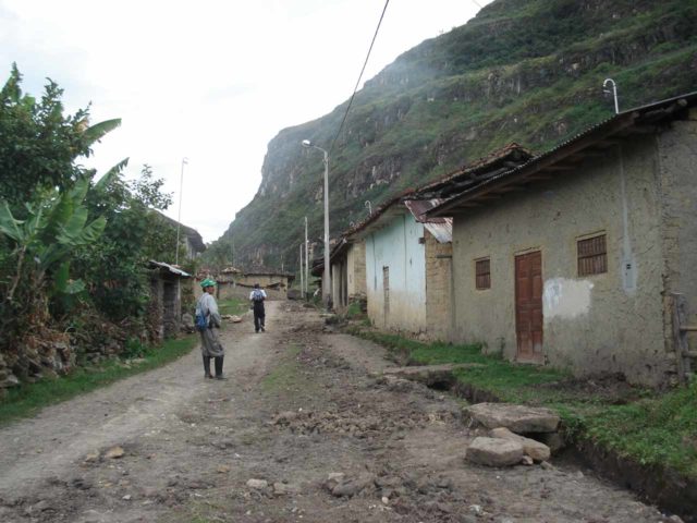 Gocta_018_jx_04242008 - Walking through the village of Cocachimba