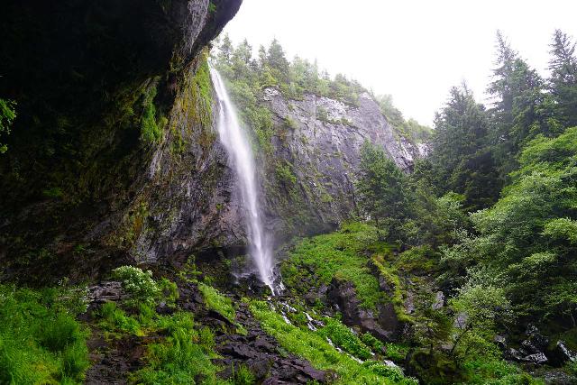Grande_Cascade_du_Mt_Dore_037_06072025 - Taking shelter from the rain while checking out La Grande Cascade du Mont-Dore during my second visit here in June 2025