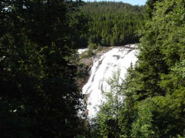Grongstadfossen (I've also seen it spelled Grungstadfossen) was said to be the tallest waterfall in the Høylandet municipality at 75m.  From the picnic area where we parked the car and got the view...