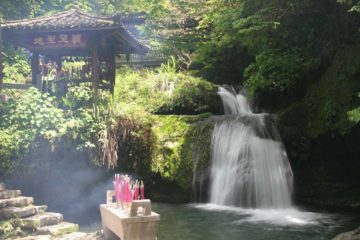 The Gudong Waterfall (古东森林瀑布) [Gǔdōng Sēn Lín Pùbù]; I think it means Old East Forest Waterfall) was really a series of waterfalls and cascades meant to be experienced firsthand by getting right in the river...