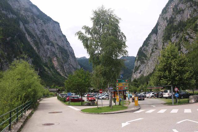 Hallstatt_359_07052018 - This was the P2 parking lot where parking was quite tight as you can see with the indicators suggesting there was only one spot open when I did this hike