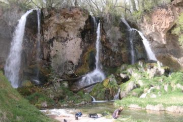Rifle Falls was an impressive three-segmented waterfall where each drop plunged some 70ft over travertine formations.  While we've seen other three-segmented waterfalls like Triple Falls in Oregon...