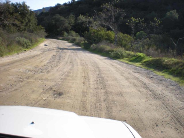 Holy_Jim_Falls_001_jx_02142010 - Die unbefestigte Trabuco Canyon Road, die zum Trailhead für die Holy Jim Falls führt