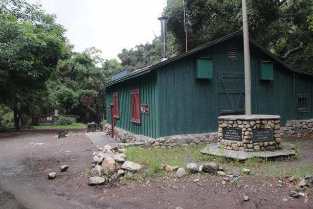 Holy_Jim_Falls_007_04102016 - El edificio justo antes del aparcamiento de Holy Jim Falls Trailhead era en realidad una estación de bomberos activa