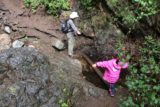 Holy_Jim_Falls_079_04102016 - Julie y Tahia pasando por un obstáculo algo complicado y resbaladizo mientras nos acercamos a las cataratas Holy Jim