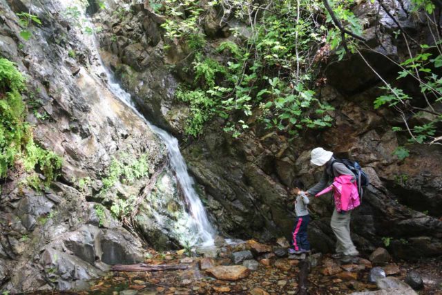 Holy_Jim_Falls_095_04102016 -. Julie i Tahia idące do podstawy Holy Jim Falls przy niskim przepływie