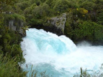 Huka Falls was a waterfall that we thought packed quite a punch for something lacked in size.  Despite the Waikato River dropping a modest 9-11m, Julie and I felt that the falls more than made up...
