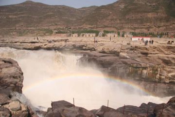 The Hukou Waterfall (壶口瀑布 [Hǔkǒu Pùbù]; Teapot Waterfall or Tea Kettle Spout Waterfall) was one of those waterfalls that had volume and power instead of a tall drop.  This waterfall also struck us...