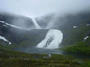 Husedalen Waterfalls were a series of four giant waterfalls on the Kinso River making a mad dash down from the Hardanger Plateau (Hardangervidda) to the South Fjord (Sørfjorden).  The cumulative...