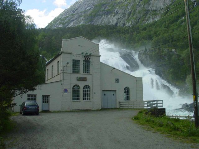 Husedalen_149_06242005 - Context of the power station, Tveitafossen, and the rental car