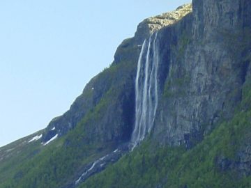 Hydnefossen was our waterfalling excuse to explore a little bit of the famed Hemsedal area during our June 2005 trip to Norway.  The claim to fame of Hemsedal was that it was a major Winter ski...