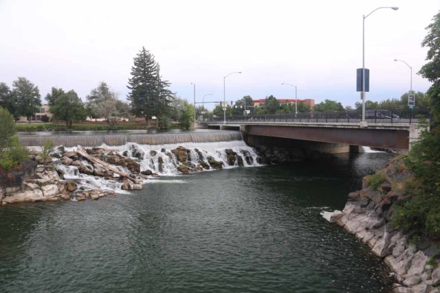 Idaho_Falls_012_08142017 - Blick zurück auf die Broadstreet Bridge und einen Teil von Idaho Falls im Stadtzentrum von Idaho Falls