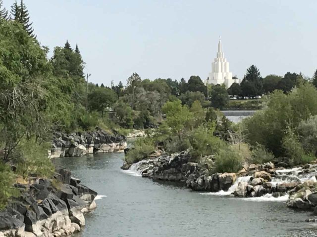 Idaho_Falls_023_iPhone_08152017 - Cascada Idaho și Templul Idaho Falls în depărtare