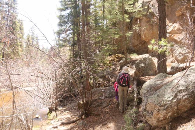 Jemez_Falls_038_04152017 - Tahia és Julie eredménytelenül keresik a Jemez-folyó East Fork Jemez folyó partján a Jemez-vízesést