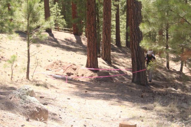 Jemez_Falls_061_04152017 - Cinta policial rosa en el lado más corto del paseo en bucle que va desde el aparcamiento de uso diario de las cataratas de Jemez hasta su mirador