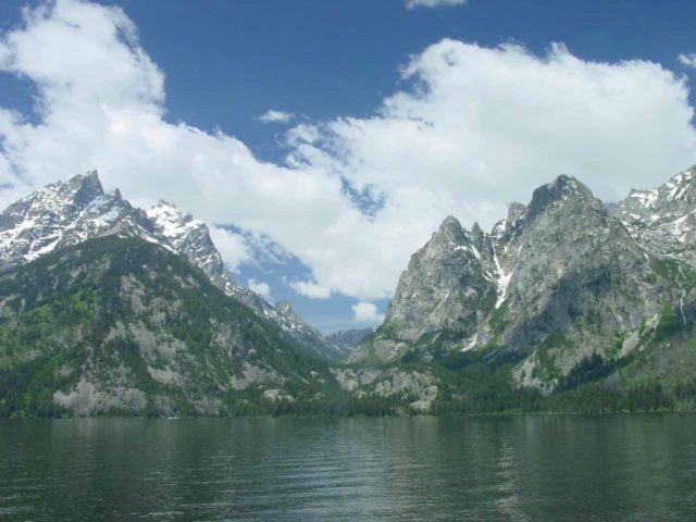 Jenny_Lake_020_06262004 - Grand Teton National Park hade många utsiktsplatser som bäst upplevdes på morgonen när Tetons silhuett var vänd mot öster, bland annat den här utsikten över Cascade Canyon vid Jenny Lake