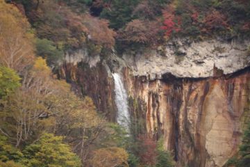 The Jofu Waterfall was a rare waterfall where we managed to experience it surrounded by the peak of the koyo (or Autumn-colored foliage).  Given how much difficulty we had trying to reach this...