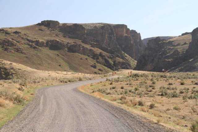 Jump_Creek_001_20130425 - On the unpaved road leading towards the beautiful Jump Creek Canyon