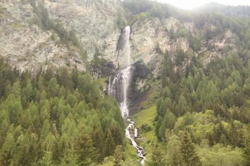 The Jungfernsprung Waterfall was another one of the roadside waterfalls along the Grossglockner High Alpine Road, but this particular one happened to be signposted with a car park and a cafe...