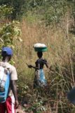 kalambo_falls_135_06022008 - Lokale Landsbyboere Som Denne Kvinnen Har Gjort Denne Klatre Mange Ganger, Så De Har Mestret Kunsten å holde hendene fri mens de bærer ting på hodet