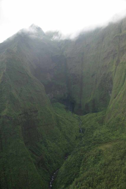 Kauai_Inter_Island_heli_457_12272006 - Approaching the Wai'ale'ale Crater