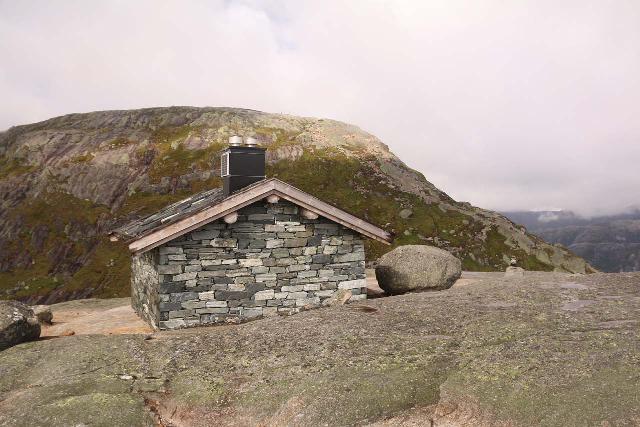 Kjerag_088_06222019 - The cabin or shelter between Litle Stordalen and Stordalen on the Kjerag Trail