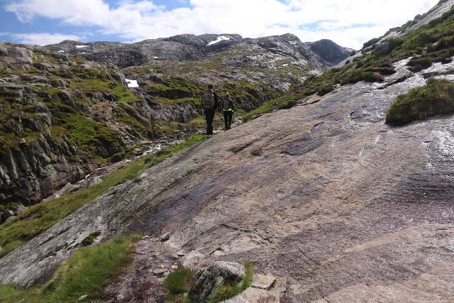 Dit was het soort ondergrond waar ik uitgleed en viel terwijl ik de Salomon Quest 4D 3 GTX laars gebruikte tijdens mijn terugwandeling van Kjerag in Noorwegen