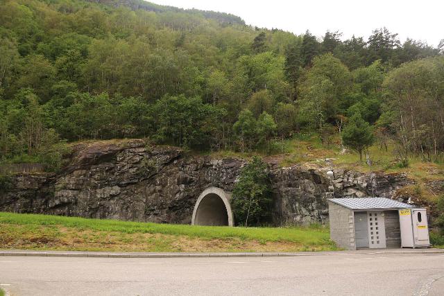 Kongevegen_018_07222019 - Context of the Kvambergstunnelen on the E16 as seen from the Sjurhaugfossen car park