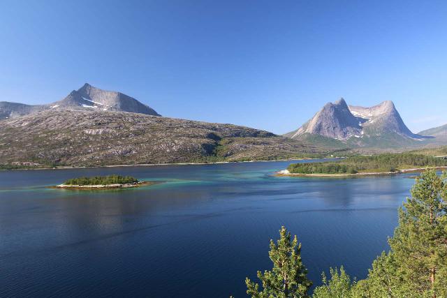 Kystriksveien_027_07072019 - South of Narvik was a beautiful stretch of the E6 passing before pointy granite mountains and over deep blue and green waters