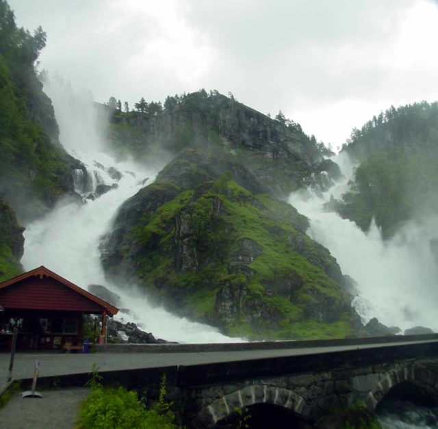 Latefossen_002_cropped2_06242005 - Låtefossen quando o vimos pela primeira vez em junho de 2005