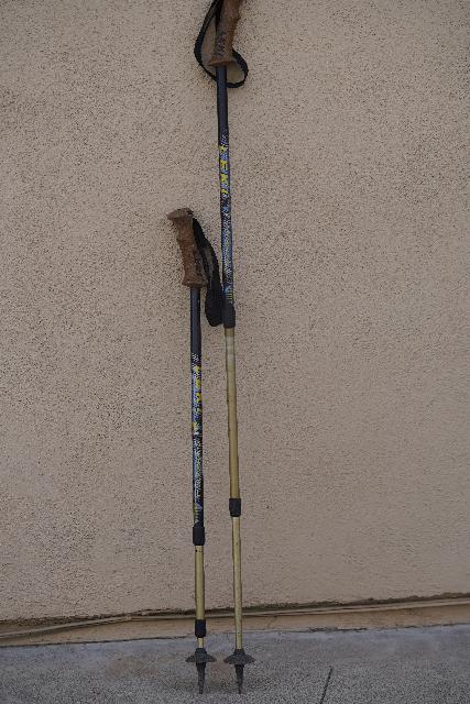 This is my Leki Super Makalu Cortec Antishock trekking pole, which I actually bought on eBay in cash in 2003. As you can see, it doesn't fully collapse, and I can't tell if it's a design flaw or a defect. Whatever the case, I was stuck with it