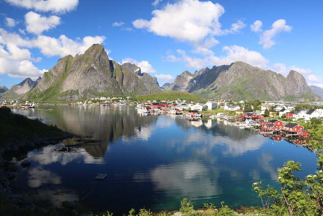 https://images.world-of-waterfalls.com/Lofoten_392_07032019-640x427.jpg