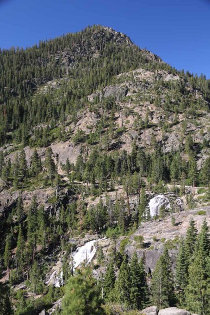 Lower_Eagle_Falls_017_06232016 - Blick auf die zweistufigen Lower Eagle Falls vom Parkplatz für den Emerald Bay Overlook