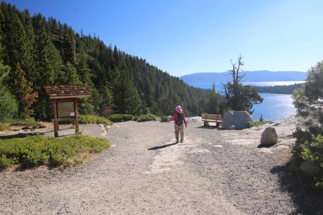 Lower_Eagle_Falls_019_06232016 - Mama auf der Suche nach dem Weg, der vom Parkplatz der Emerald Bay zum Weg für Vikingsholm und die Lower Eagle Falls führt