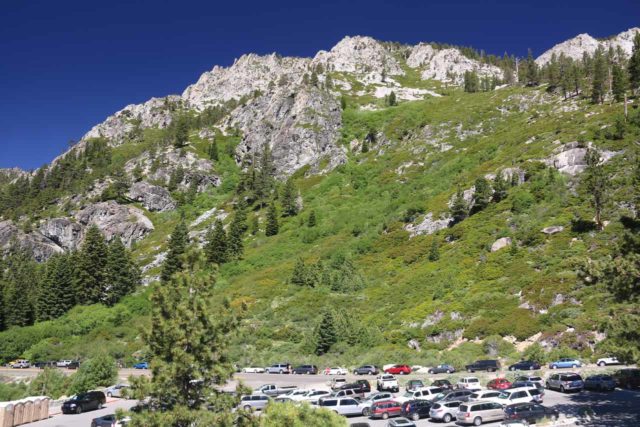 Lower_Eagle_Falls_186_06232016 - the crowded parking lot at the Emerald Bay Overlook. Observe quantos carros estão estacionados no ombro ao longo da Hwy 89 só para mostrar como o lote estava lotado no final da manhã