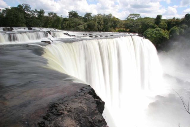 Lumangwe_Falls_012_05302008 - Looking across the brink of Lumangwe Falls