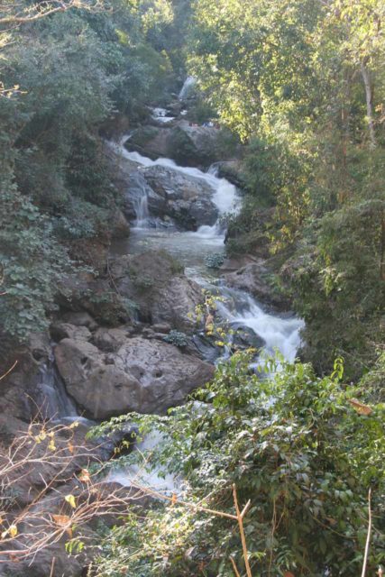 Mae_Sa_003_12292008 - Mirando hacia arriba una serie de cascadas de Mae Sa en algún lugar cerca del mirador de la 8ª cascada, creo