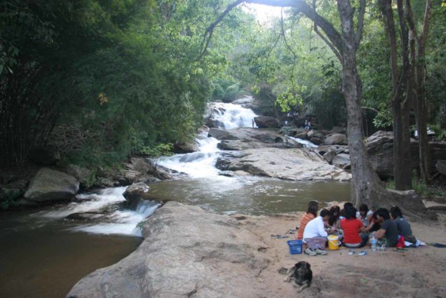 Mae_Sa_016_12292008 - en grupp Thailändska människor som sitter tillsammans och har en picknick nära ett av Mae Sa-vattenfallen