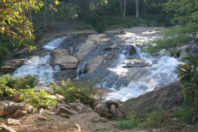 Mae_Sa_049_12292008 - neerkijkend op de glooiende maar brede en gesegmenteerde eerste Mae Sa waterval, die eigenlijk een van de laatste was die we zagen tijdens ons bezoek