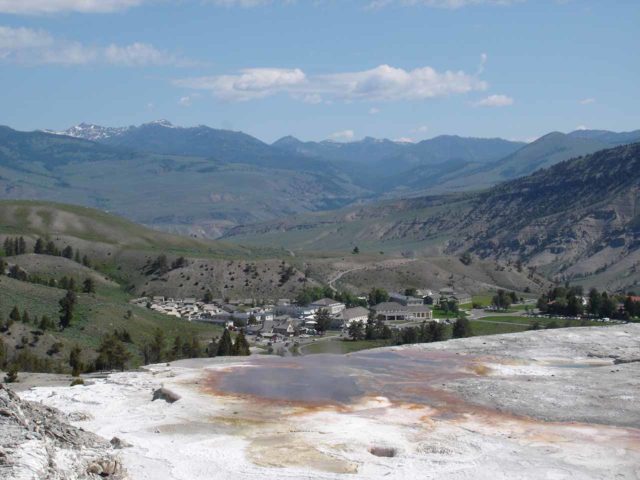 Mammoth_015_jx_06232004-Big Sky var inte heller långt från norra ingången till Yellowstone National Park, där Mammoth Hot Springs-området var beläget