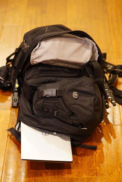 Context of how I can use the Osprey Manta 34 to hold my laptop bag, the laptop itself, and my DSLR camera as a personal carry-on item