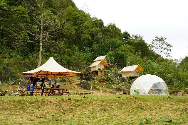 Mat_Than_Nui_065_04122025 - Looking back at the glamping site nearest to the Thac Nam Tra Waterfall