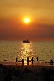 Mindil_Beach_045_06122022 - Boat going right into the sun's rays beneath the setting sun at Mindil Beach