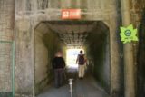 Minoh_Falls_012_10232016 - Papà e mamma che passano attraverso il tunnel vicino alla cima delle cascate Minoh lungo la Route 43