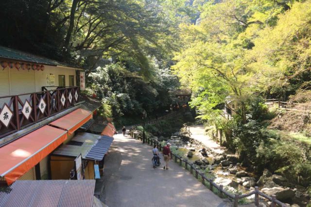 Minoh_Falls_068_10232016 - 箕面の滝や（みのおの滝）、箕川周辺の家族向けの散歩道を見下ろす