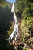 Montezuma_Falls_061_11272006 - En nuestra primera visita a finales de noviembre de 2006, nos acompañó otro caminante que nos alcanzó y quería ver de cerca las Cataratas de Montezuma