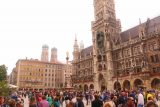 Munich_280_06292018 - Context of the crowd of people admiring the Glockenspiel Tower of the Marienplatz