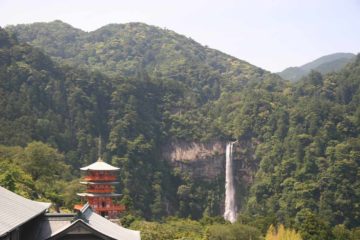 The Nachi Waterfall (Nachi-no-taki [那智の滝]; also Nachi Falls) was said to be Japan's highest waterfall at 133m though we suspect that claim would only work if the definition of waterfall was limited...