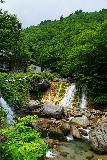 Namegawa_296_07222023 - Looking back at the waterfall by the Namekawa Onsen on the Maekawa River